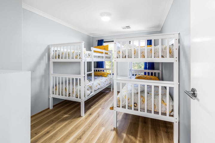 The kids will be delighted to enjoy this bunk room!