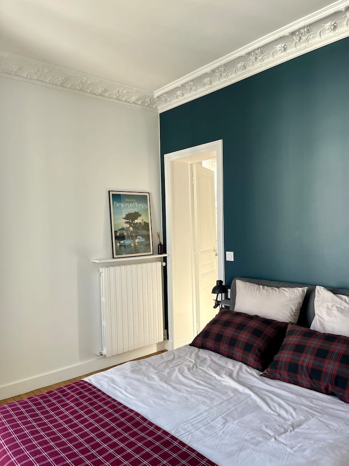 Chambre avec lit double, salle de bain attenante et balcon exposé sud ouest.