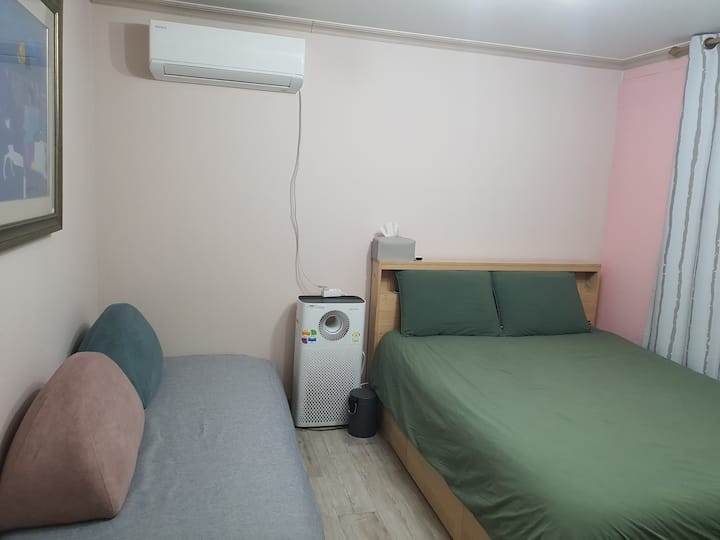 Postavljen je bračni krevet, a pored njega je pomoćni krevet za jednu osobu.