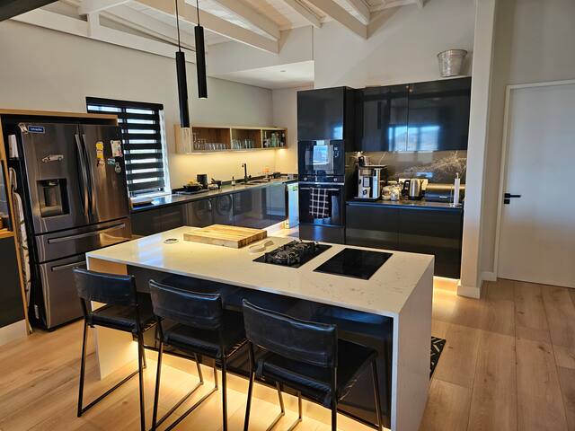 Fabulous views with all the space & comfort. gallery image 3