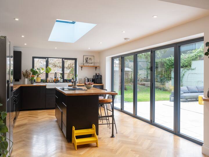 Modern & Stylish 3 Bed With Large Patio In Frome - Warminster