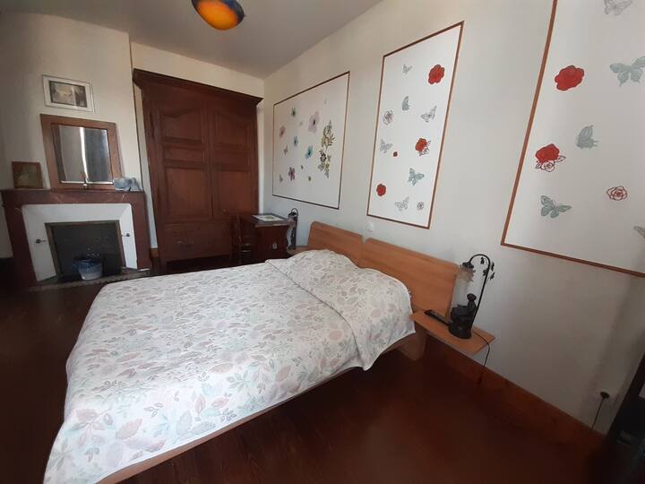 Dhoma e gjumit 2: Henri IV (1 deri në 2 persona). Ndodhet në katin e parë. 
Dush dhe tualet i bashkangjitur. 

Hyrje në kuzhinë, dhomë ndenjjeje dhe kopsht të përbashkët në katin përdhes. 

Mëngjesi përfshihet në çmimin për natë. 