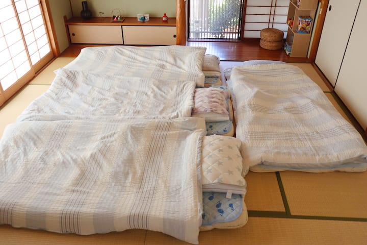 Kemi deri në 4 grupe futons në dhomën e stilit japonez në katin e parë të objektit.
Futonet ruhen në dollap, ndaj mos ngurro t 'i përdorësh sipas numrit të personave dhe dëshirave të tua.(Lloji i futon dhe shtrojave të përgatitura për ty do të ndryshojë në varësi të sezonit.Ne ofrojmë shtroja krevati që janë të përshtatshme për sezonin, në mënyrë që të mund të pushosh rehat.