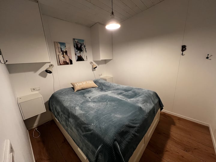 Krevati është 160x200 cm