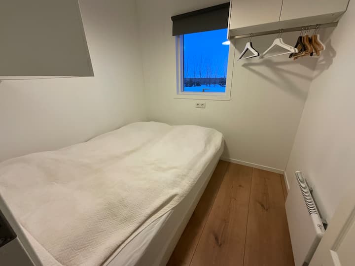 Krevati është 140x200 cm