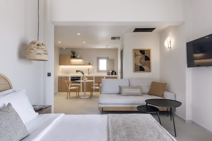 Საძინებელი ორადგილიანი საწოლითა და გასაშლელი დივნით