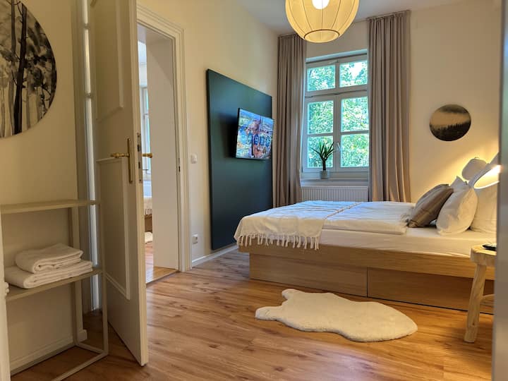 Dormitorio con acceso privado y puerta de conexión