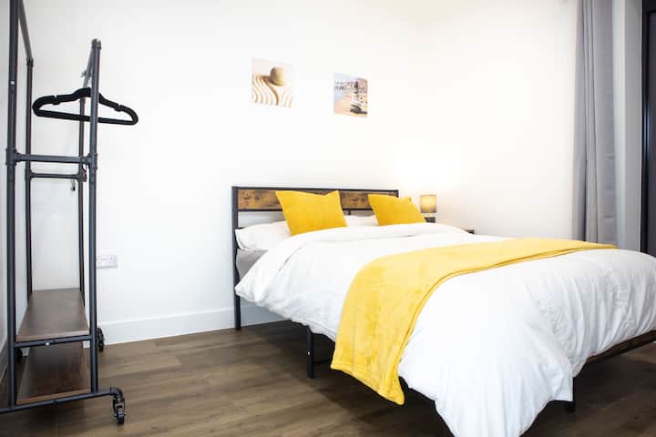 Comfortable and stylish bedroom with a calming colour palette.
Well-dressed bed with soft linens and thoughtful decorative touches.
Perfect for a restful night’s sleep in a peaceful setting.