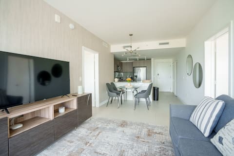 Top Airbnb: Stylish 2BR Condo I Walk to Restaurants & shops in Doral