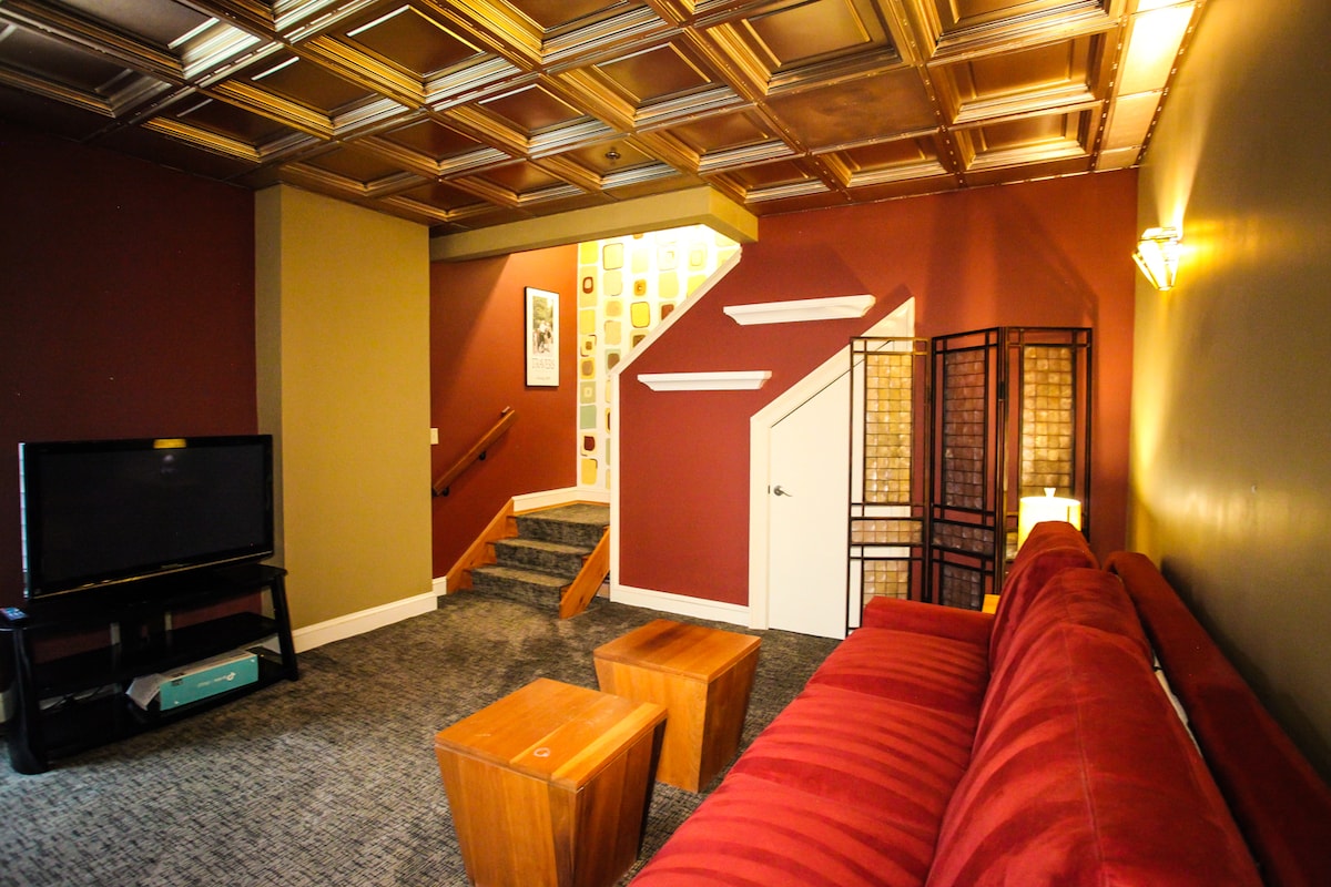 Това е разтегателен диван с мемори пяна с двоен размер. Вляво - което не е показано - има и разтегателен диван с 2 отделни легла. 