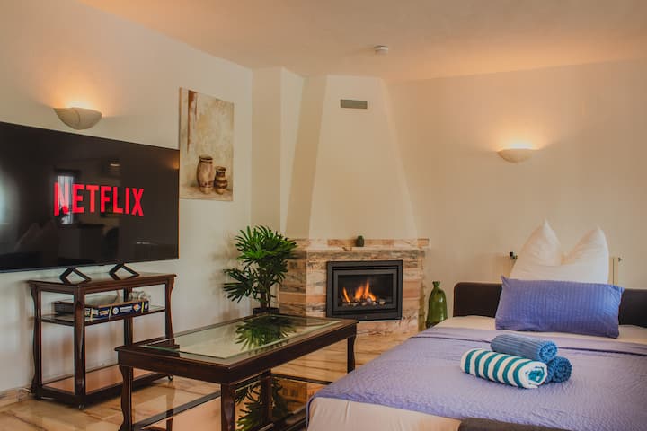 Იდეალური გასაშლელი დივანი 65-დუიმიანი LG ტელევიზორითა და გაზის ბუხრით 