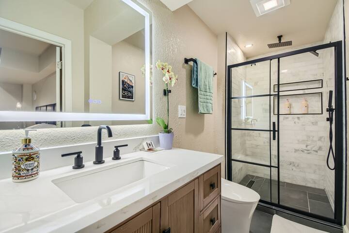 Deluxe Denver Retreat: Lake, Golf & Mountain Views gallery image 5