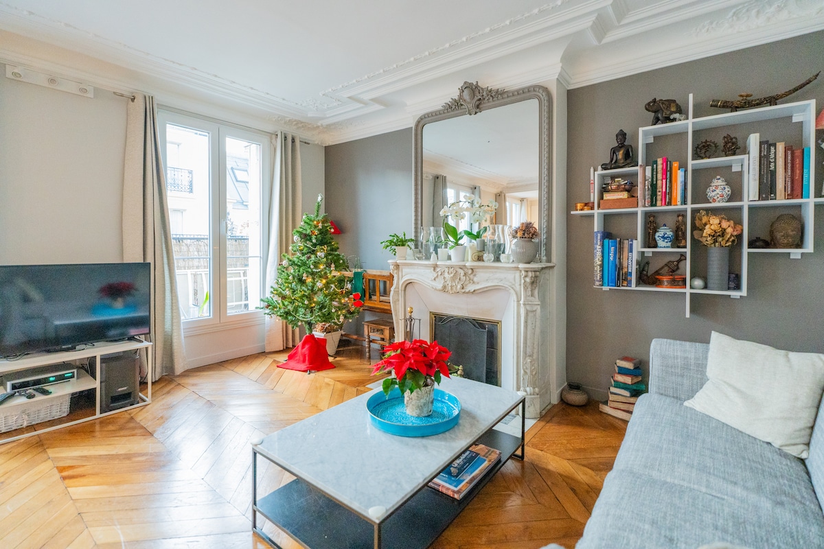 Successful Airbnb property: Spacious bright & quiet apartment in central Paris in Paris 8e Arrondissement
