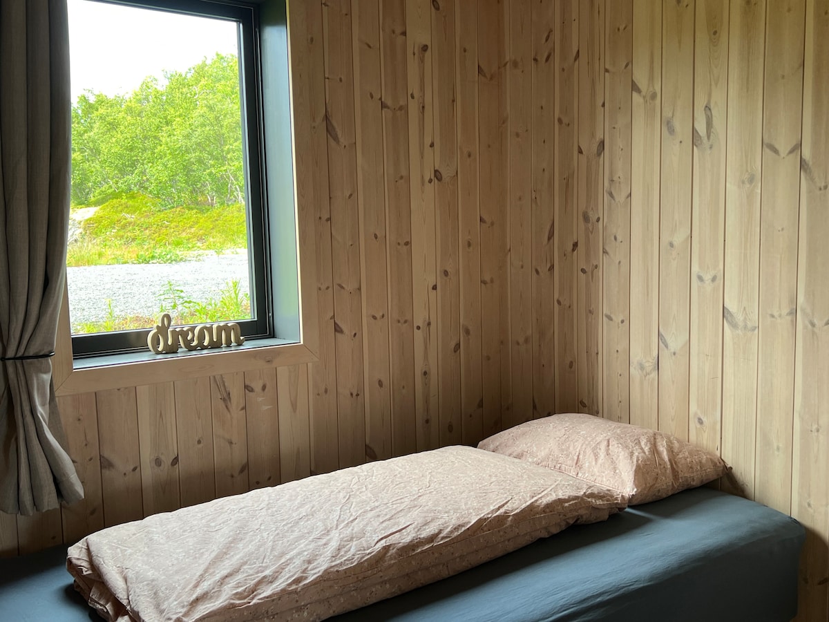 تحتوي غرفة النوم على سرير بعرض 120 سم. يمكن استخدامه من قبل شخصين. 