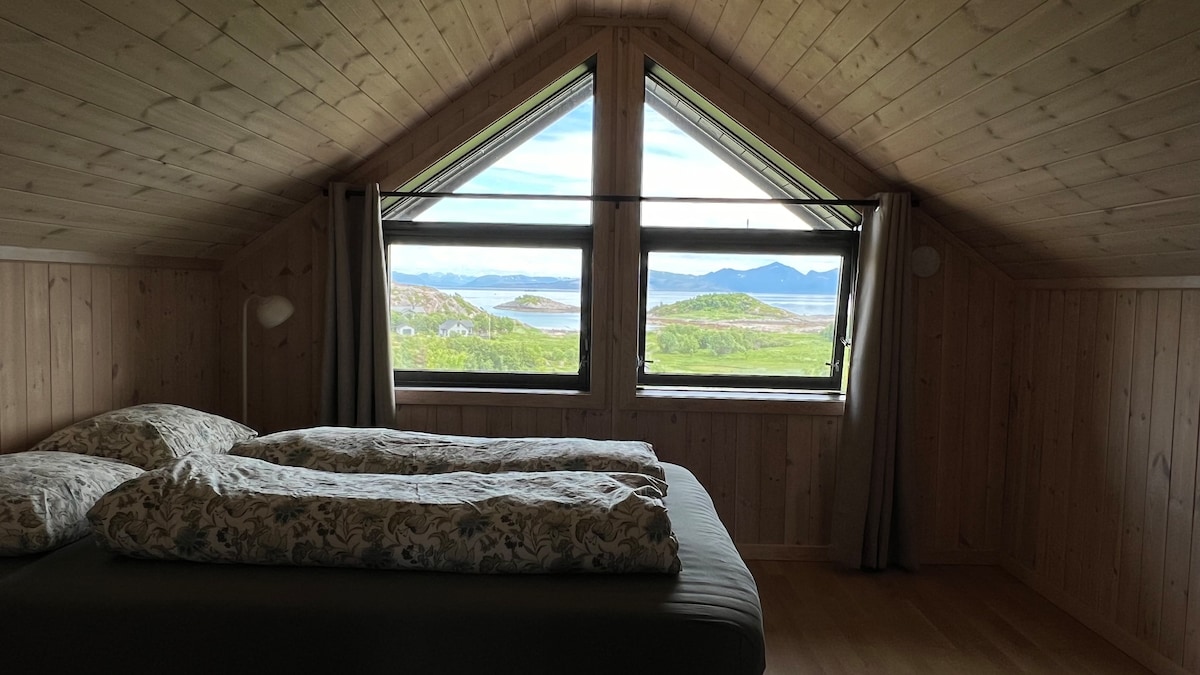 غرفة نوم تطل على جبل ستتيند الوطني النرويجي. 