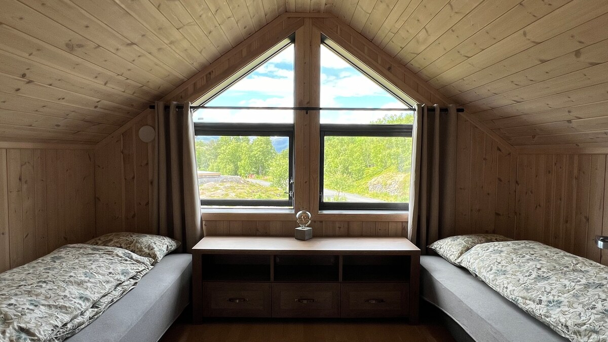 يمكن دمج الأسرّة في سرير مزدوج. قياس السرير الفردي: 90 × 200 سم. يسعدنا تجميع الأسرّة معًا مسبقًا عند الطلب. ثم يكون السرير جاهزًا لوصولك إلى الكوخ. 