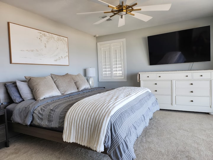 主卧配备舒适的加大双人床和62英寸电视