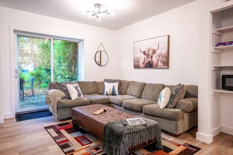 Successful Airbnb property: The Hike Stop | Hot Tub | BBQ | Mt-Ste-Anne | Golf in Saint Ferréol Les Neiges