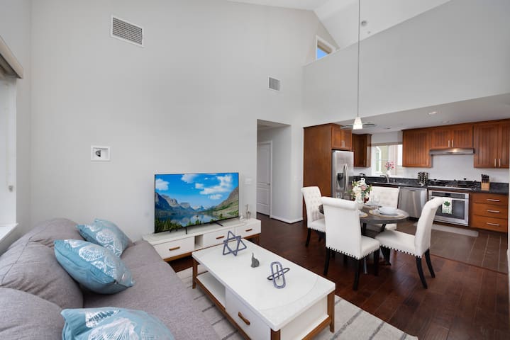 Modern Cozy Stylish Home-20 mins to Disneyland