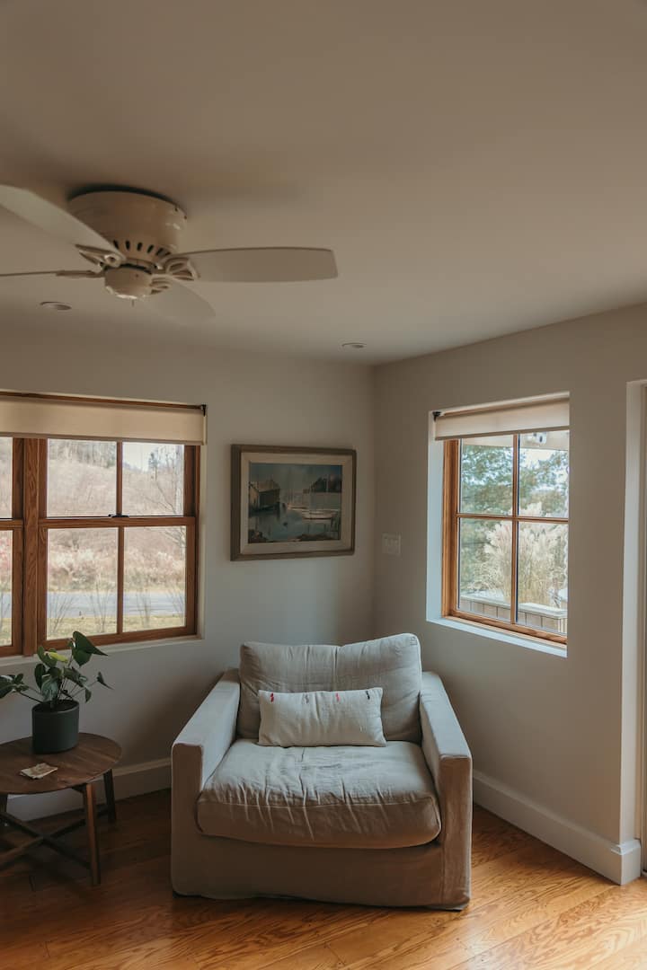 Catskills Farmhouse With Hot Tub & Chef’s Kitchen - Livingston Manor, NY