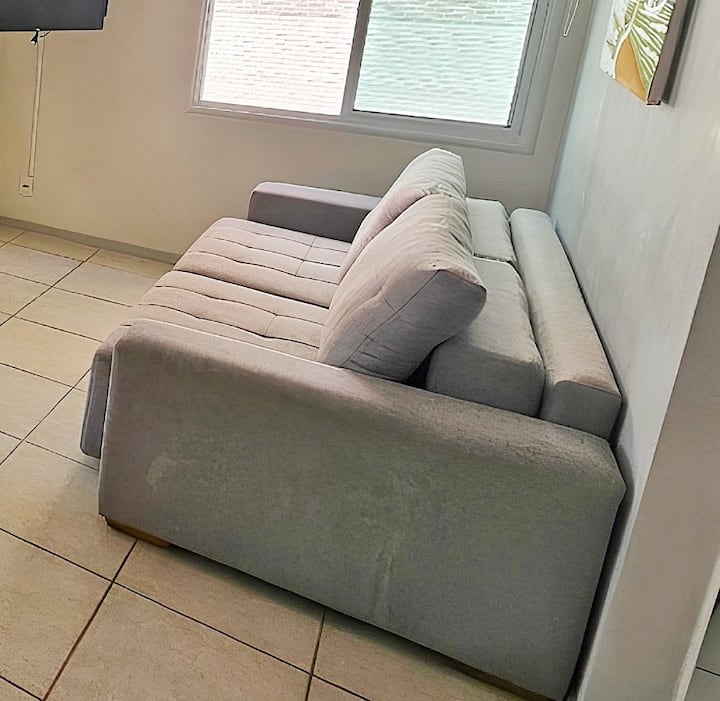 Obrovská a pohodlná rozkladacia pohovka pre 2 osoby v obývacej izbe, Smart TV, Wi-Fi, vetranie. 