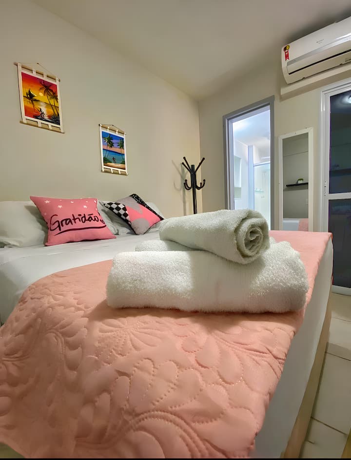 Apartmán s manželskou posteľou, posteľnou bielizňou, klimatizáciou, zrkadlom, šatníkom, kolískou a uterákmi.
