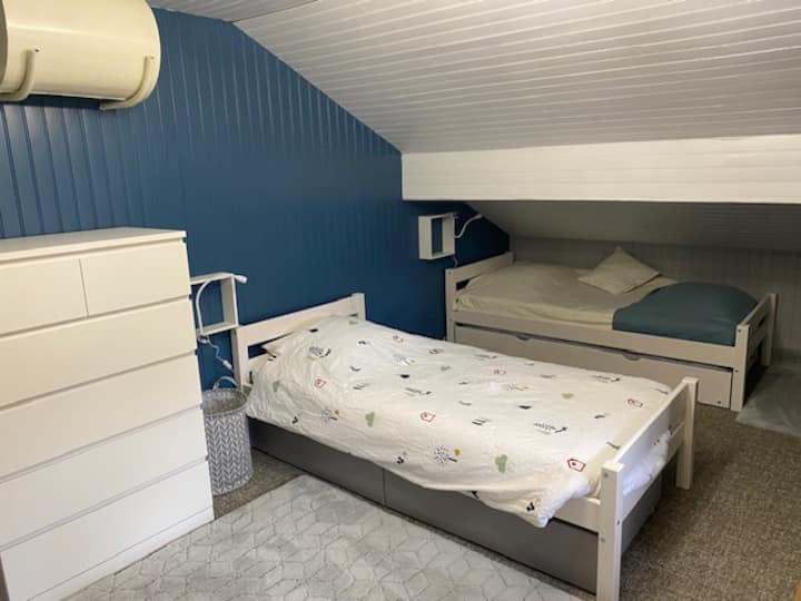 90ベッド2台とベッド3台の可能性があります。