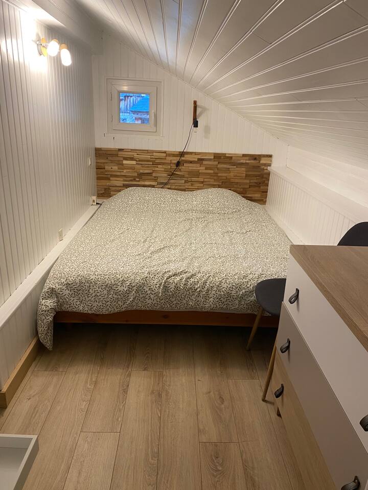 ベッドルームナンバー2の屋根裏には160台のベッドがあります。