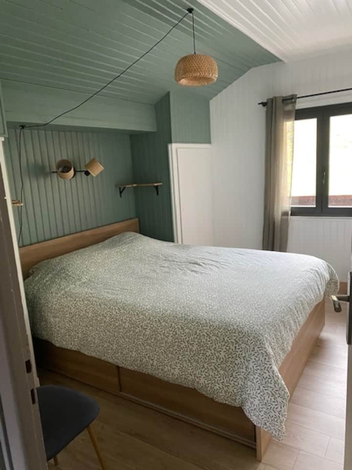 160ベッドを備えた改装されたお部屋。 ベッドの左側にあるクローゼットで、荷物を収納できます。 ベッドの右手に流し台があります。

これらすべてが山の景色を眺めることができます。