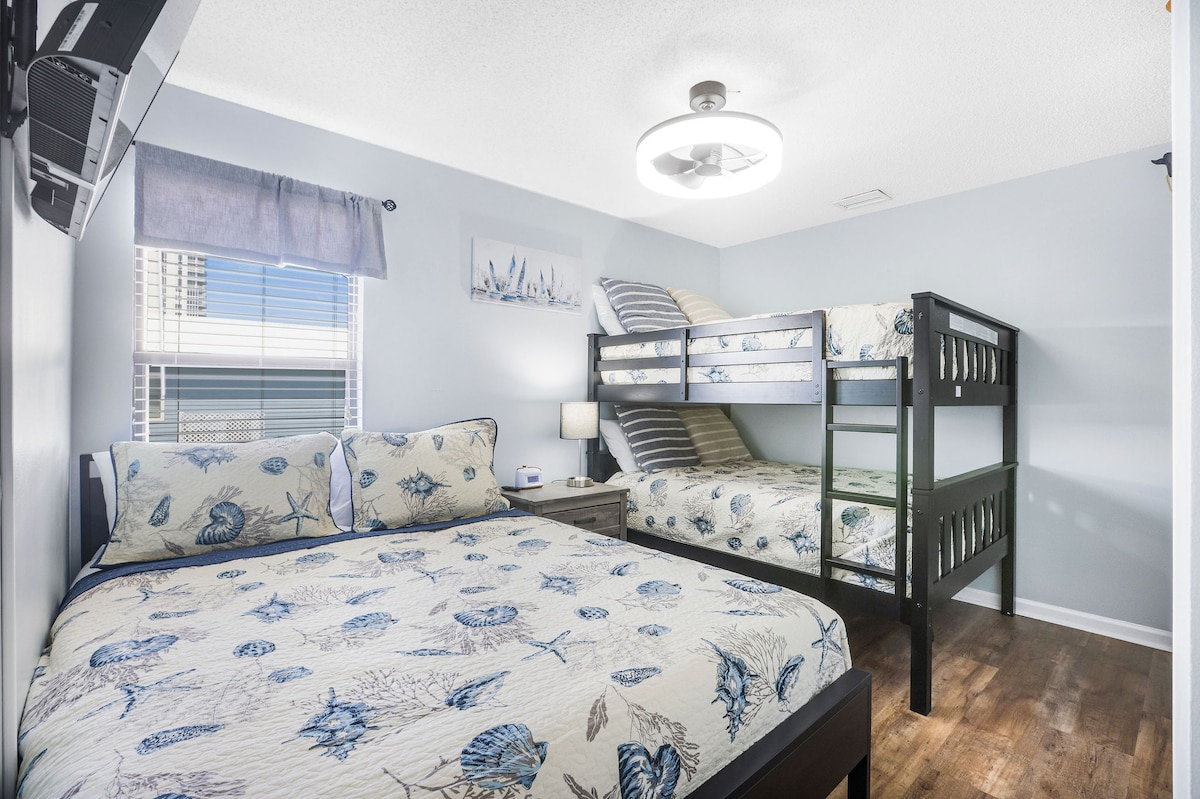 Your family-friendly bedroom with a queen bed plus full-size bunks is perfect for kids, friends, or cousins to share. Relax with Smart TV, cozy bedding & plenty of space after fun-filled Gulf Shores days.