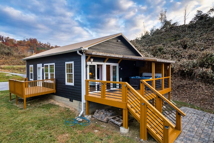 2.3mi to dwntn Gatb! Bedroom Views! -Capstone View - Cabins for