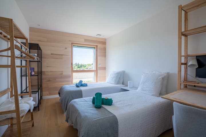 Dva jednostruka kreveta 90x200.
Stropni ventilator u sobi.
Posteljina je uključena.