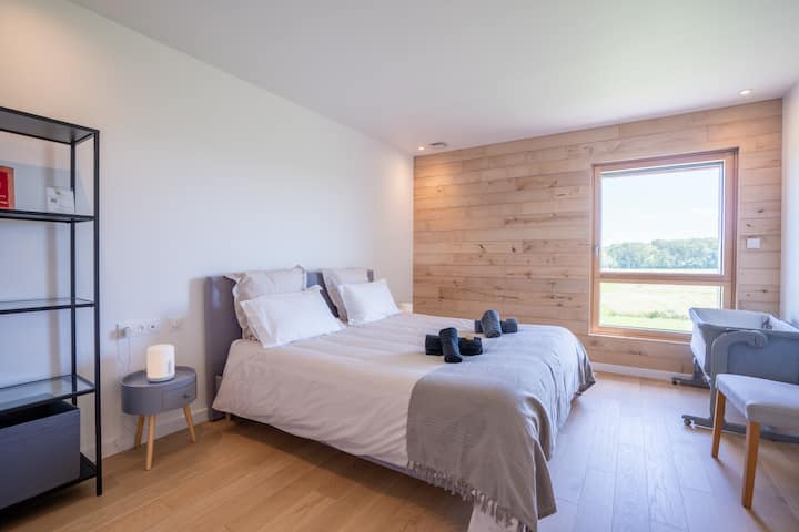 Veliki bračni krevet 180x200 s krevetom od bakalara za bebe od rođenja do 6 mjeseci. Dodatni suncobran dostupan je na zahtjev, bez dodatne naknade.
Stropni ventilator u sobi.
Posteljina je uključena.