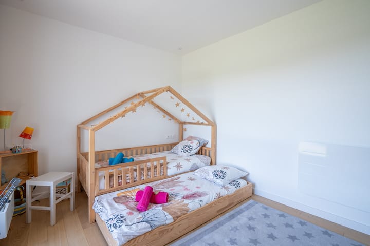 Krevet u brvnari s ladicom 90 x 200.
Stropni ventilator u sobi.
Posteljina je uključena.