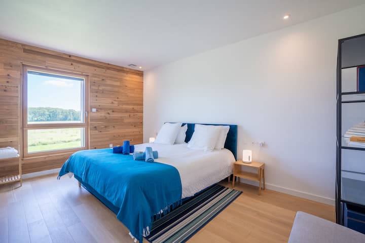 Osvijetljeni bračni krevet 180x200.
Stropni ventilator u sobi.
Posteljina je uključena.