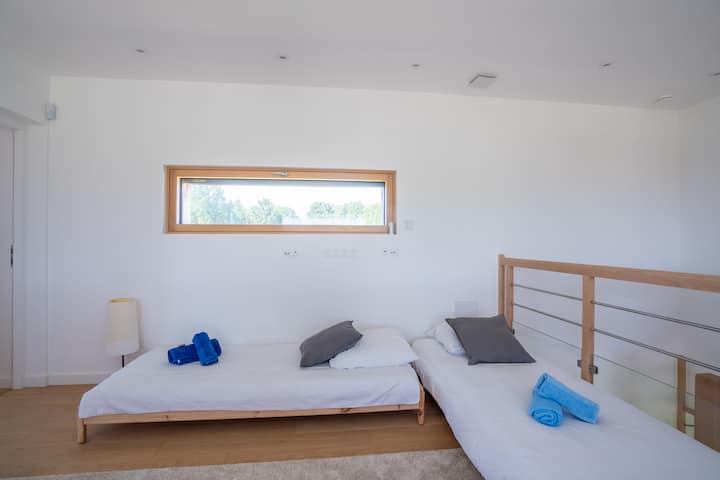 Mezanin može primiti 1 ili 2 kreveta za jednu osobu 80x200. 
Posteljina je uključena.