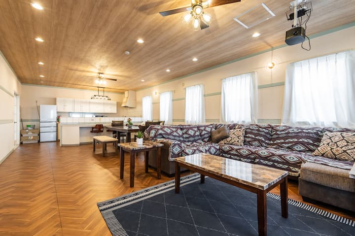 広いリビング、ダイニング、キッチンスペース