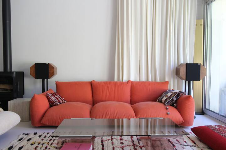 Maison d’architecte ouverte sur jardin et piscine gallery image 4