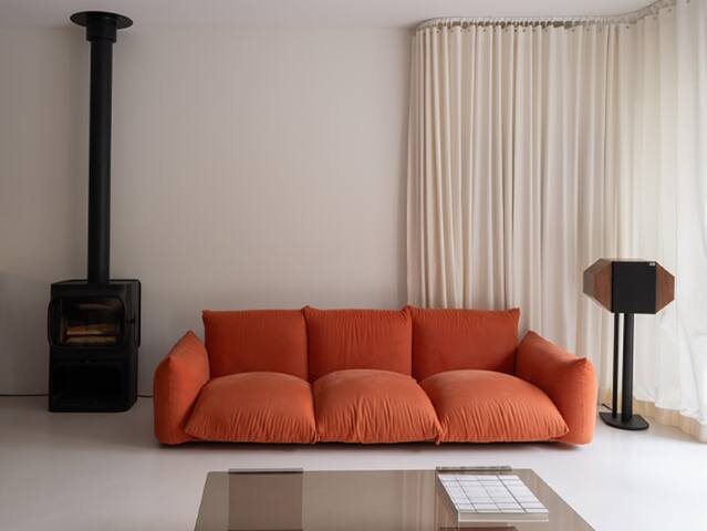 Maison d’architecte ouverte sur jardin et piscine gallery image 5