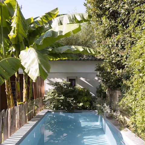 Maison d’architecte ouverte sur jardin et piscine