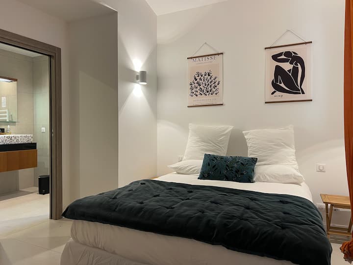 Спална соба во стан 3 со простор за складирање и сеф. Директен пристап до туш-кабина
Недоговорна фотографија