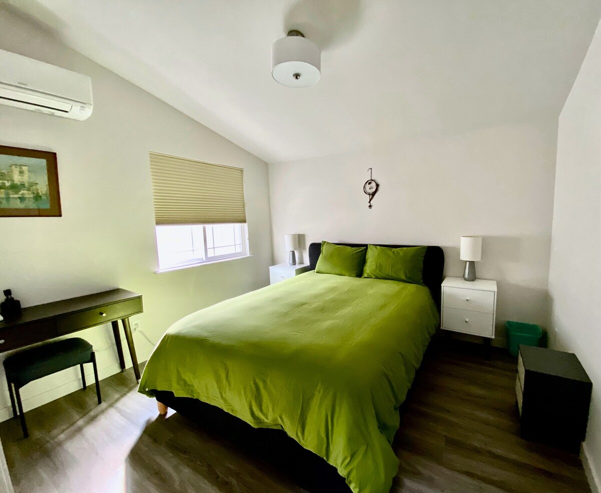 Მშვიდი აღმოსავლეთისკენ მიმართული საძინებელი დილის მზის სხივებით გამოირჩევა საწერი მაგიდით და დიდი კარადით. Ისიამოვნეთ Queen ‑ ის ზომის საწოლით ლატექსის ორგანული ლეიბით, ბამბის თეთრეულით და სუფთა პლედით.  Გამუქებული ფერებში მშვიდი საძილე გარემოა.  