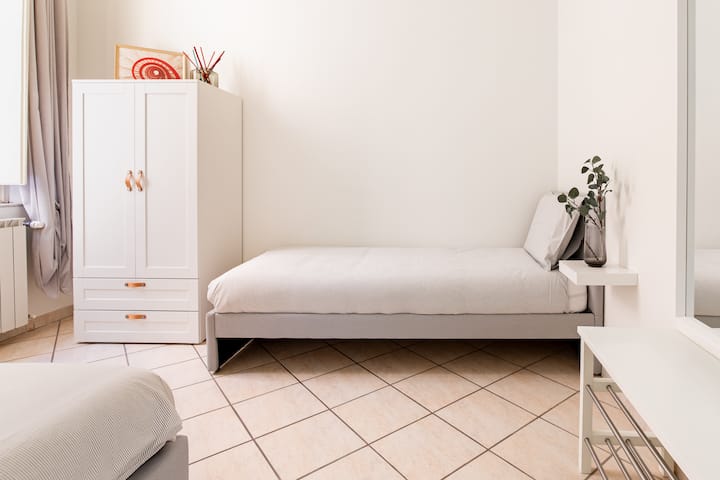 Საძინებელი ორი ერთადგილიანი საწოლით 90x200