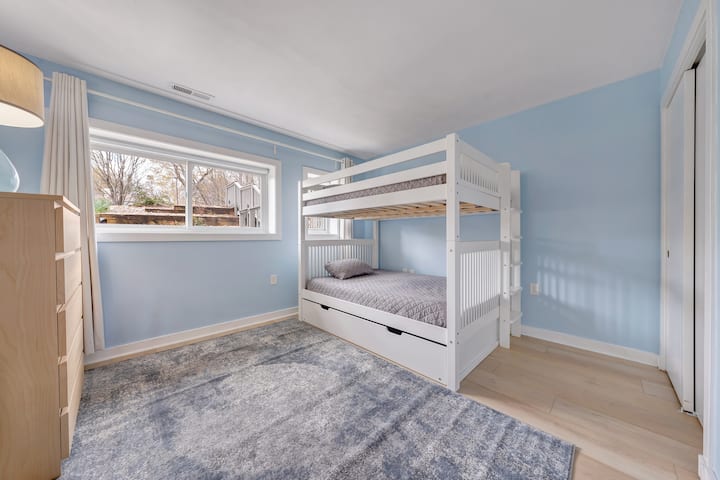 Втора спалня с пълно двуетажно легло и допълнителен матрак с две единични легла отдолу.