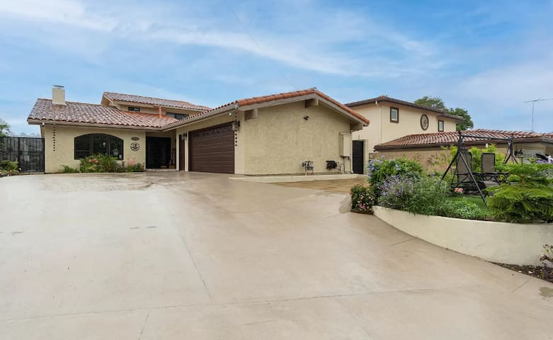 Luxury Big Home 1 mile from Beach