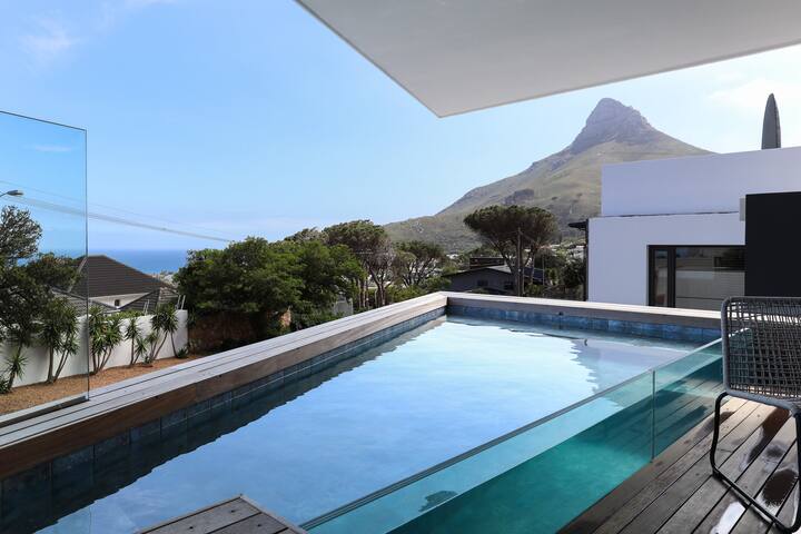 Paradise in Camps Bay:Luxury Villa with Pool&Views gallery image 3