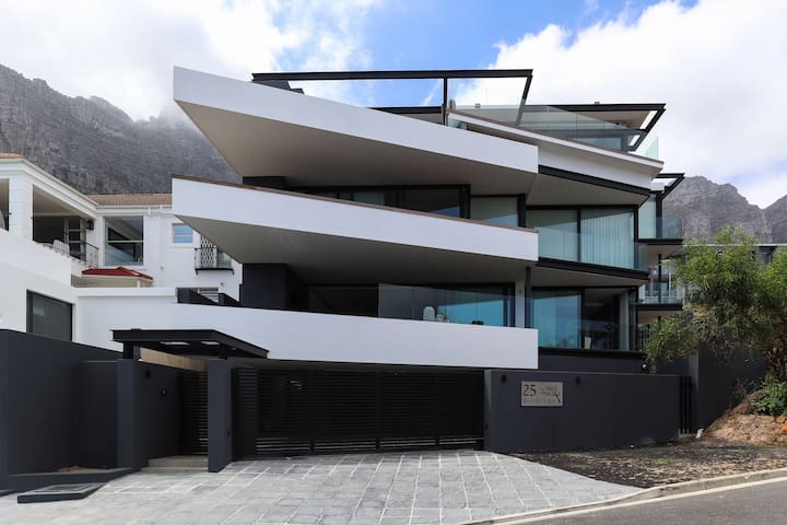 Paradise in Camps Bay:Luxury Villa with Pool&Views gallery image 2