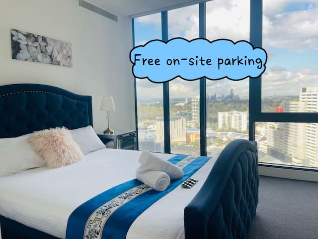 Delux 2B with Balcony/Pool/Sauna/Gym walk to Crown