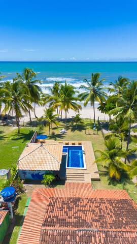 Entire home with 3 bedrooms in Ilhéus - Dream pool under coconut palm, right on the beach