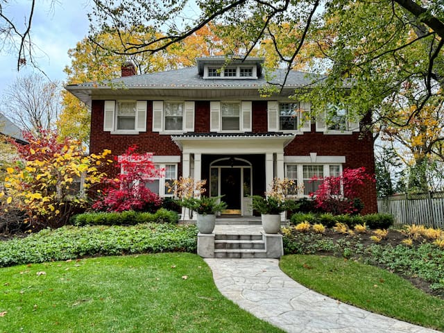 Luxury Toronto Mansion Retreat in Prestigious Area